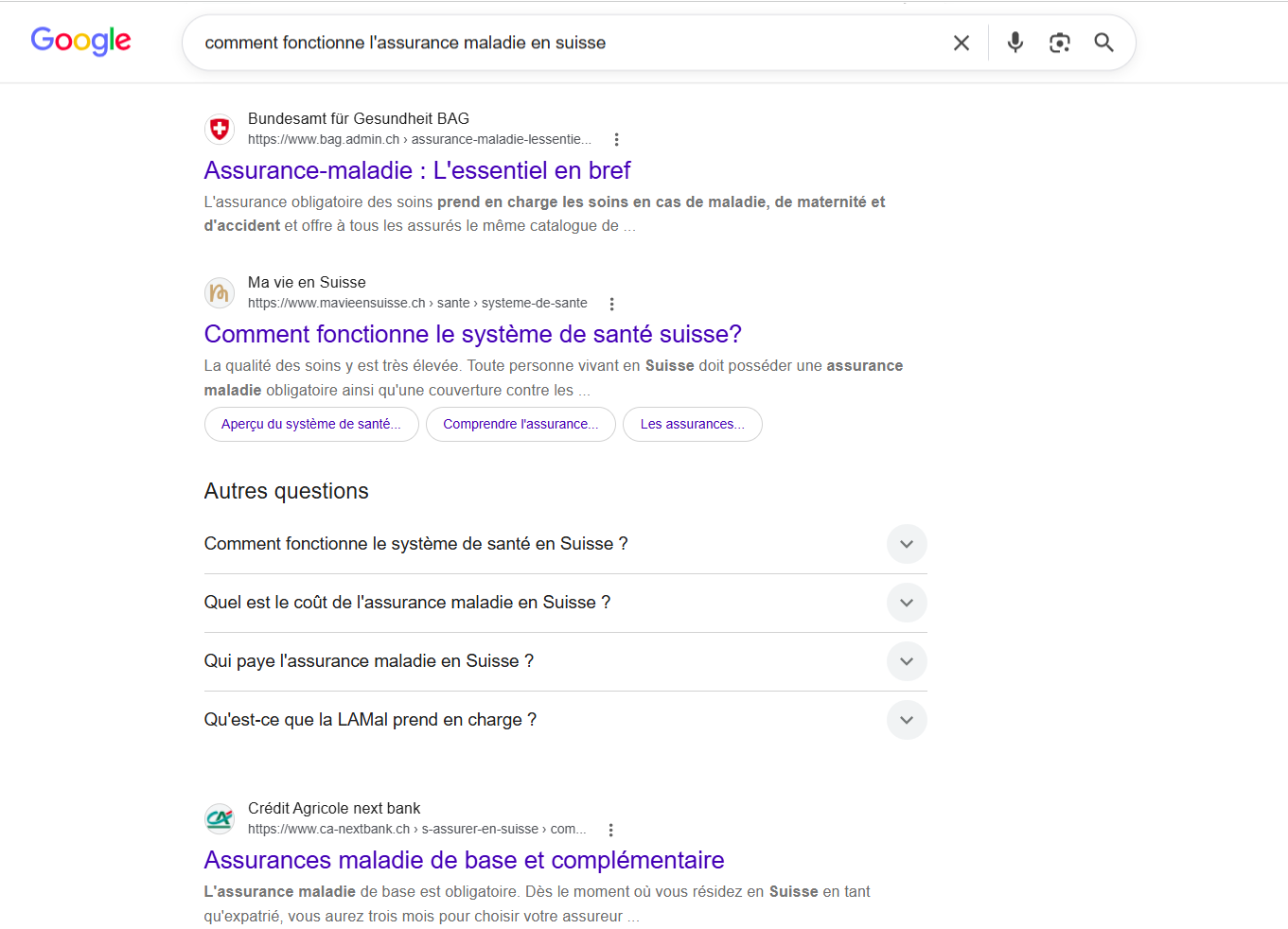 Résultats classiques de Google sous l'onglet Web pour « comment fonctionne l'assurance maladie en suisse » : Office fédéral de la santé publique en premier, Ma vie en Suisse en deuxième, Crédit Agricole next bank en troisième, sans aucun Aperçu IA